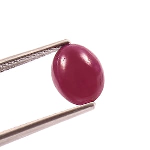 Natuurlijke robijn cabochon 9 x 7 mm – ovaal geslepen rode edelsteen voor ring of hanger 2,10 kt