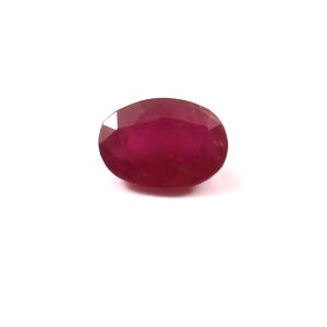 Peut inclure: Une pierre précieuse ovale de couleur rouge foncé avec une surface lisse et polie.
