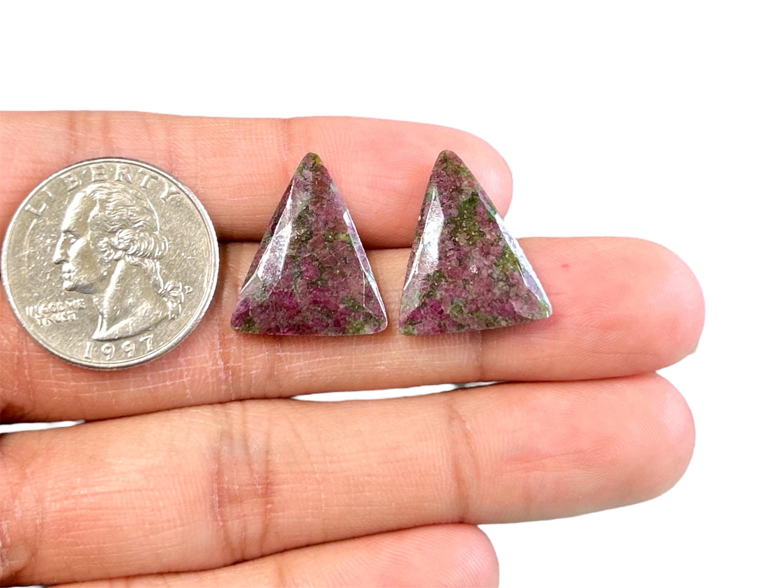 Coppia di rubini fucsite naturali taglio rosa 25x17,5 mm - Fette di rubino sfaccettate taglio rosa e pietre preziose cabochon incastonate