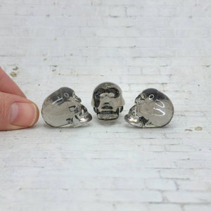 Miniature Grey Skulls,Halloween Miniatures,Dollhouse Halloween,Halloween Craft Supplies,Halloween Terrarium,Halloween Diorama,Tiny Skulls