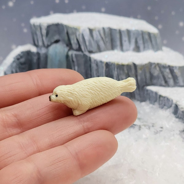 Miniature Seal,Harp Seal Figurine,Micro Animals,Miniature Artic Animals,Dollhouse Miniature,Diorama,Terrarium Supplies,Craft Supply