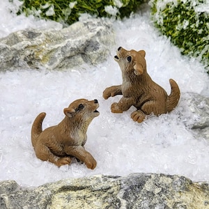 Miniature Wolf,Brown,Dollhouse Wolf,Micro Animals,Tiny Wolf Figurine,Diorama,Terrarium Supplies,Fairy Garden,Mini Wolf Pup,Craft Supplies