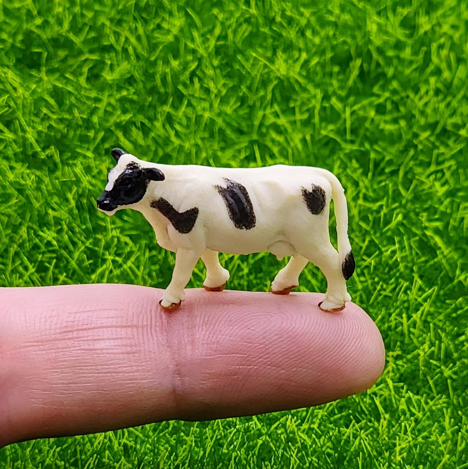 Tiny Dairy Cow,Miniature Farm Animal,Micro Cow,Dollhouse,Diorama,Terrarium Supplies,Micro Animals