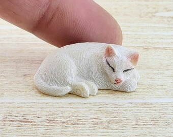 Dollhouse Miniature Cat,1:12 Scale,White Cat,Tiny Sleeping Cat,Terrarium Supplies,Miniature Garden,Tiny Terrarium,Fairy Garden Accessory