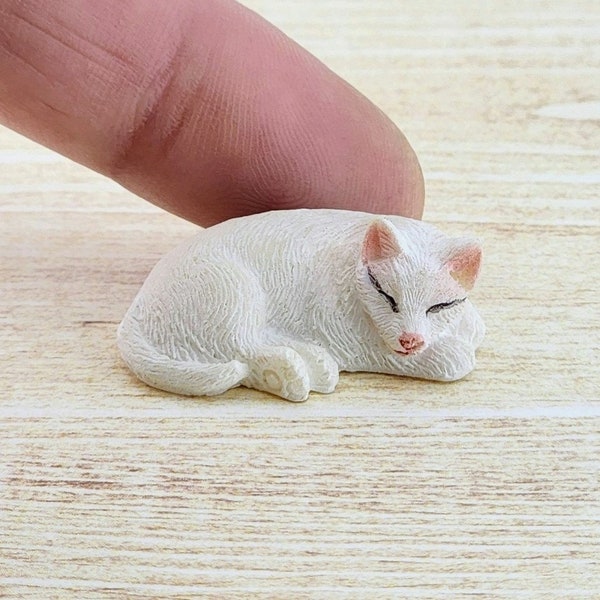 Dollhouse Miniature Cat,1:12 Scale,White Cat,Tiny Sleeping Cat,Terrarium Supplies,Miniature Garden,Tiny Terrarium,Fairy Garden Accessory