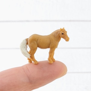 Miniature horse,Micro Horse,Dollhouse Miniatures,Diorama,Terrarium Supplies,Miniature Western,Craft Supplies,Micro Animals,Tiny Horse