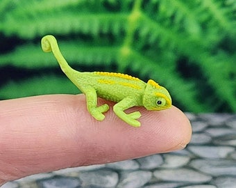 Tiny Chameleon,Miniature Lizard,Dollhouse Chameleon,Dollhouse Lizard,Terrarium Supplies,Diorama,Micro Animals,Tiny Animal Figurines