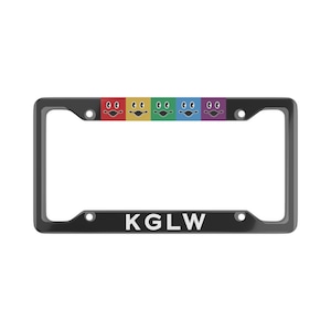 以下が含まれることがあります： 笑顔の虹と白い文字「KGLW」が書かれた黒いナンバープレートフレーム