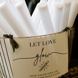 Let Love Glow Stick Hochzeitsschild | Moderne minimalistische SVG (Instant Download)