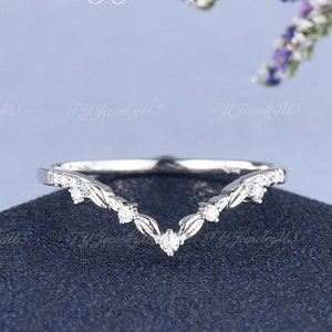 White Gold Vine Leaf Curved Wedding Band Diamond Leaf Style Art Deco Band Delicate Dainty Chevron Band Minimalist Custom Fit Ring Cluster