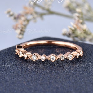 Art Deco Wedding Band Mujeres Diamante Dainty Band Apilamiento Anillo a juego Moissanite Delicado Media Eternidad Milgrain Rosa Oro Aniversario Regalo
