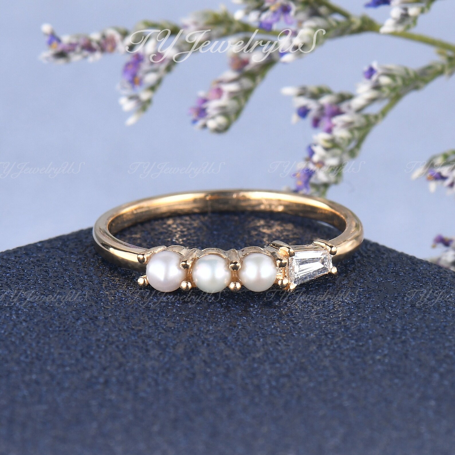 Natural Akoya Pearl Wedding Band Woman Yellow Gold Unique Baguette Cut