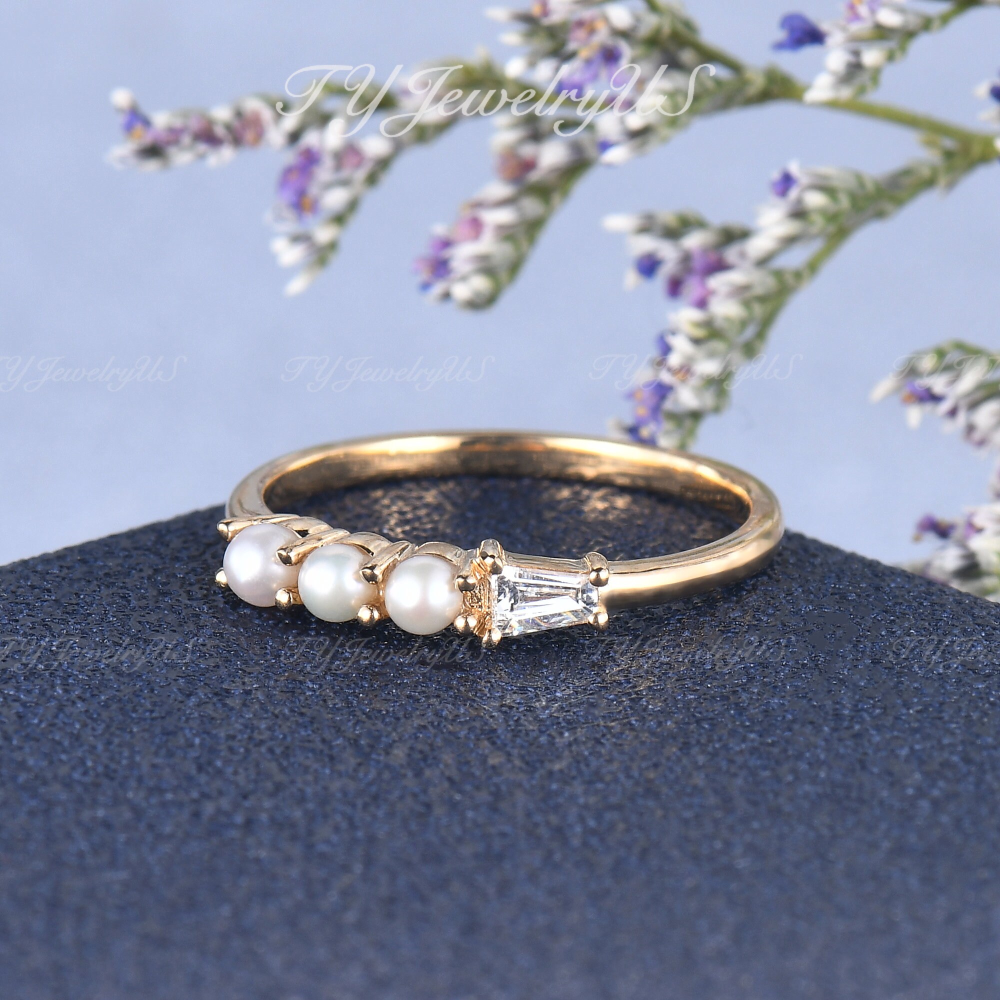 Natural Akoya Pearl Wedding Band Woman Yellow Gold Unique Baguette Cut