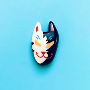 Kitsune Maske Figur aus Fimo als Magnet oder Pin