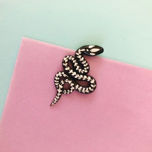 Kleine Schlange Figur verziert mit Blumenornament aus Fimo