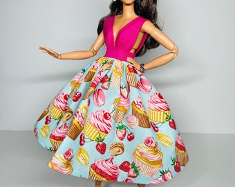 Bedrucktes Midikleid mit Cupcakes, für Puppen im Maßstab 1:6