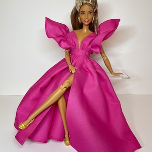 Roze jurkje voor poppen op schaal 1:6