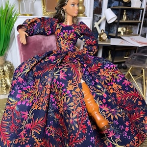 Jurk met bloemenprint voor poppen op schaal 1:6