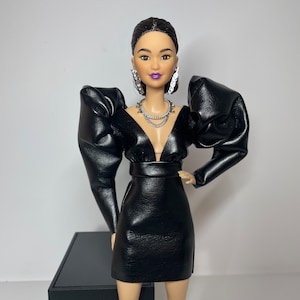 Robe en simili cuir noir pour poupées échelle 1:6