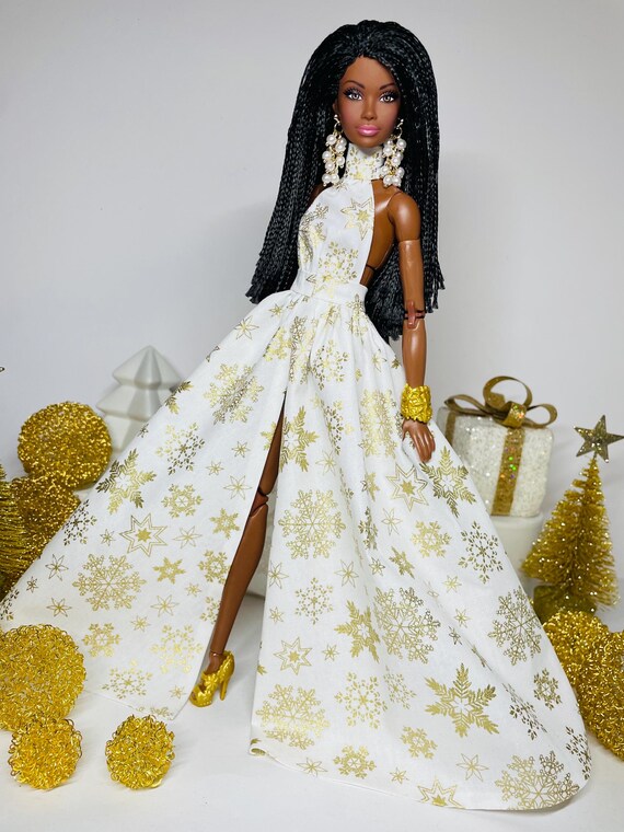 black and white dress with gold jewelry Black and White Dress with Gold Jewelry