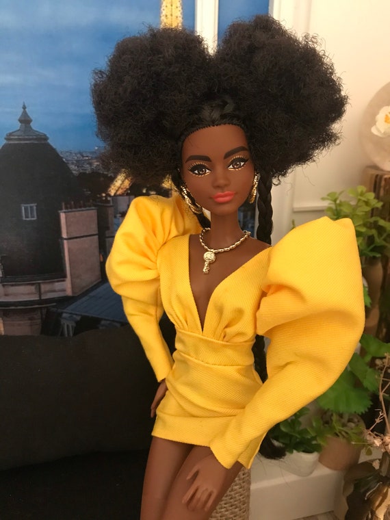 Robe jaune courte pour poupées échelle 1/6
