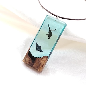 Scuba Diver Necklaces, stingray fish, Diver Gift, Diver Figurine Necklaces for Man Jewelry for Women, Jewelry, Spotify Code Gift, Wood Resin
