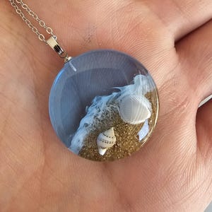 Ocean Wave-harsketting met echte schelpen, handgemaakte strandhanger met zand- en watereffect, op zee geïnspireerde sieradencadeau