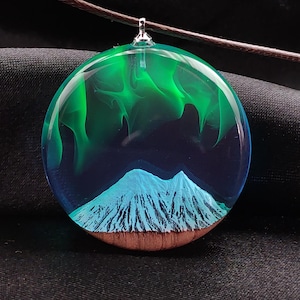 Northern Lights Mountain Necklace – Handmade Resin and Wood Pendant with Aurora Borealis Scene