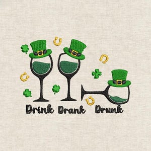 Puede incluir: Diseño bordado con tres copas de vino llenas de líquido verde, cada una con un sombrero de duende verde. Herraduras doradas y tréboles verdes rodean las copas. Las palabras "Drink Drank Drunk" están bordadas debajo.