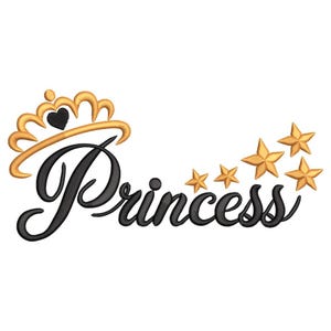 Puede incluir: Diseño bordado con la palabra «Princess» en escritura negra, adornado con una corona dorada y estrellas doradas. La corona tiene un corazón negro en el centro.