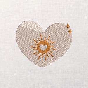 Puede incluir: Diseño de corazón bordado en tonos neutros. El corazón presenta un sol con rayos y un corazón en el centro, con dos estrellas a la derecha. El diseño está sobre un fondo blanco.