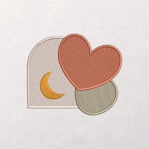以下が含まれることがあります： 桃色のハートがベージュの円と、金の三日月が付いたベージュのアーチに重なる刺繍デザイン。 デザインは白い背景にあります。