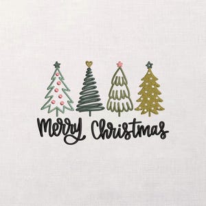 Può includere: Design ricamato con quattro alberi di Natale in verde e oro, ognuno con uno stile unico e decorazioni a forma di stella o cuore. Le parole "Merry Christmas" sono scritte in un elegante script sotto gli alberi, su sfondo bianco.