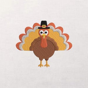 Peut inclure: Broderie d'une dinde portant un chapeau de pèlerin noir avec une boucle dorée. La dinde a un corps marron, un fanon orange et une queue de plumes orange, jaune et argentée. Le motif est sur fond blanc.