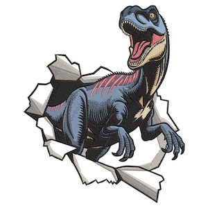 Puede incluir: Diseño bordado de un dinosaurio azul rompiendo una pared. El dinosaurio tiene la boca abierta, mostrando sus dientes y el interior rosa. Acentos rojos recorren su espalda. La pared es gris y parece estar rompiéndose.