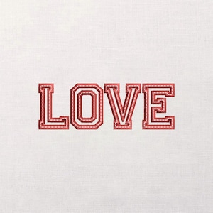 Puede incluir: La palabra "LOVE" bordada en hilo rojo sobre un fondo de tela blanca. Las letras tienen un estilo universitario con un doble contorno y un detalle de puntada punteada.