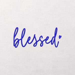 Puede incluir: Palabra bordada en azul "blessed" con un corazón sobre la letra "d" sobre un fondo blanco. La escritura es cursiva. El fondo tiene una apariencia sutil y texturizada.