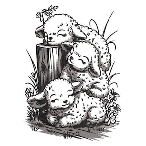 Può includere: Illustrazione in bianco e nero di tre agnelli sorridenti. Due agnelli sono impilati, con quello superiore appoggiato a un palo di legno. L'agnello inferiore è sdraiato sull'erba, circondato da fiori e fogliame.