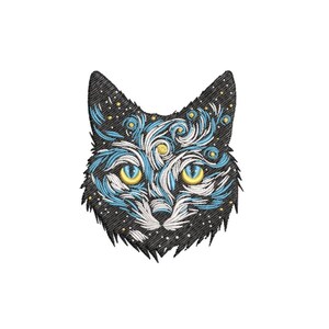 Pode incluir: Um emblema bordado apresentando a cabeça de um gato em fio preto. O design incorpora padrões de redemoinho em fio branco e azul claro, acentuados com pequenos pontos amarelos. O gato tem olhos amarelo-brilhantes com pupilas pretas.