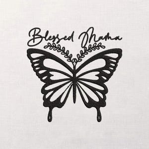 Pode incluir: Design bordado em preto e branco com uma borboleta e as palavras "Blessed Mama" em escrita cursiva acima. A borboleta tem padrões de asas detalhados e está centrada em um fundo branco.
