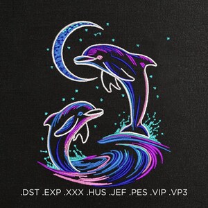 Puede incluir: Diseño bordado con dos delfines saltando de las olas bajo una luna creciente y estrellas. Los delfines están representados en tonos de azul, morado y rosa sobre un fondo negro. El diseño incluye las extensiones de archivo .DST .EXP .XXX .HUS .JEF .PES .VIP .VP3.