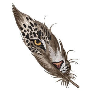 Op de afbeelding: Een gedetailleerd borduurwerk van een veermotief met een luipaardoog en -neus. De veer is voornamelijk bruin met zwarte vlekken en een gele oog. Het ontwerp staat op een witte achtergrond.