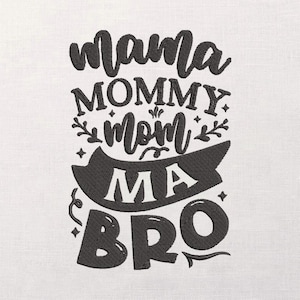 Könnte beinhalten: Schwarzes Stickdesign auf weißem Hintergrund. Das Design zeigt die Wörter "Mama", "Mommy", "Mom", "Ma" und "Bro" in dekorativer Schrift. Das Design enthält florale und sternförmige Akzente.