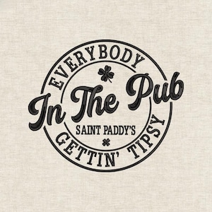 Może przedstawiać: Okrągła czarna grafika z tekstem "Everybody In The Pub Gettin' Tipsy" i "Saint Paddy's" w kroju szeryfowym. W projekcie zawarto koniczynę i gwiazdę. Tło jest w kolorze jasnobeżowym.