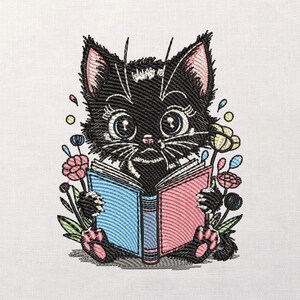 Könnte beinhalten: Gesticktes Design einer schwarzen Katze, die ein Buch mit blauen und rosa Seiten liest. Die Katze ist von bunten Blumen und Blättern umgeben, alles auf weißem Hintergrund. Die Katze hat große Augen und rosa Innenohren.