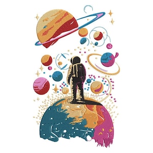 Puede incluir: Un diseño bordado que representa a un astronauta de pie en un planeta, rodeado de coloridos planetas, estrellas y anillos. El astronauta lleva un traje espacial negro. Los planetas son en tonos de rojo, naranja, azul y rosa. El diseño está sobre un fondo blanco.
