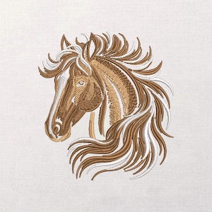 Pode incluir: Um desenho bordado da cabeça de um cavalo, com pontos detalhados em tons de castanho, bege e branco. O cavalo tem uma crina fluida e um olhar focado, sobre um fundo branco. A obra de arte mostra uma representação realista do animal.