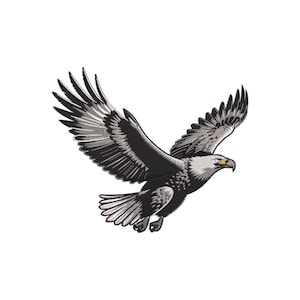 Könnte beinhalten: Ein gestickter Aufnäher, der einen Weißkopfseeadler im Flug mit ausgebreiteten Flügeln zeigt. Der Adler hat einen weißen Kopf, einen gelben Schnabel sowie dunkelbraune und schwarze Federn mit detaillierten weißen Akzenten auf weißem Grund.