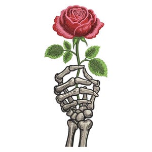 Könnte beinhalten: Gesticktes Design einer roten Rose, die von einer Skeletthand gehalten wird. Die Rose hat detaillierte Blütenblätter und ist von grünen Blättern umgeben. Die Skeletthand ist aufwendig detailliert, mit sichtbaren Knochen und Gelenken, vor weißem Hintergrund.