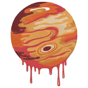 以下が含まれることがあります： オレンジ、赤、茶色の色合いで惑星のようなモチーフが刺繍された円形デザイン。中央の目の形と下部の滴る要素が特徴で、ユニークで芸術的な美しさを生み出しています。
